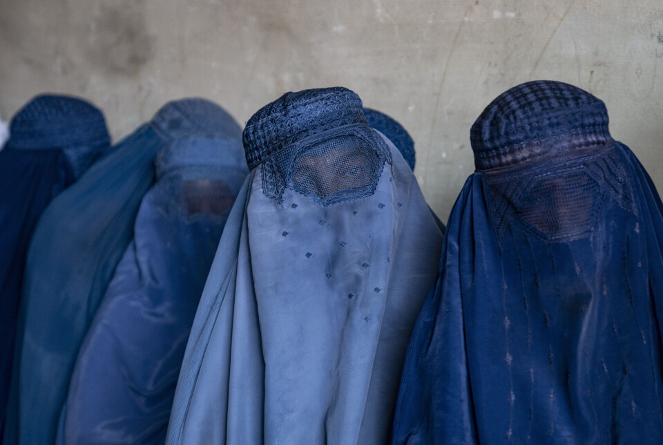 Afghanske kvinner venter på å motta humanitær bistand i Kabul 23. mai 2023.