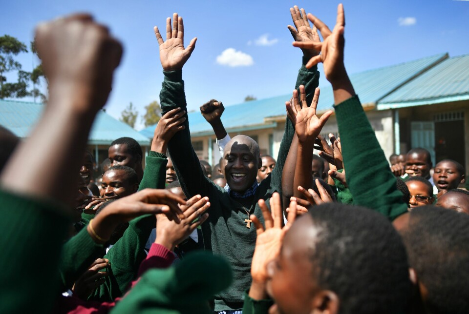 200 studenter fra utviklingsland, deriblant fra Kenya, får stipend til utdanning i Norge finansiert over bistandsbudsjettet. Bildet viser studenter i Njoro, Kenya, som feirer at Peter Mokaya Tabichi (i midten) mottok Global Teacher Prize Award i 2019.