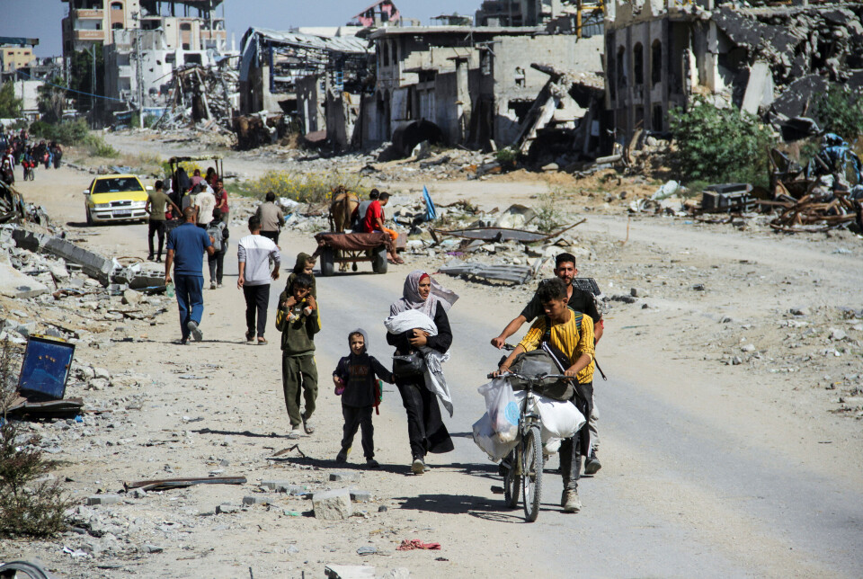 Etter et år med massivt israelsk bombardement, viser en analyse fra FNs utviklingsprogram at levekårsindeksen (HDI) for Gaza vil falle til et nivå estimert for 1955 innen utgangen av 2024. Nå har Israel vedtatt en lov som hindrer hjelpeorganisasjonen UNRWA – ofte omtalt som Gazas sikkerhetsnett – å jobbe i Gaza. Bildet er tatt i Jabaliya i oktober og viser internt fordrevne IDF har bedt om å evakuere sørover i enklaven.