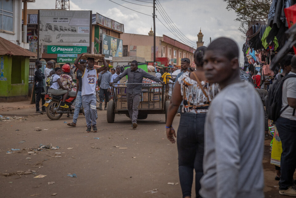 Folk går gjennom travle gater i sentrum av Lilongwe, Malawi, der det nylig har vært gateprotester mot seksuelle minoriteters rettigheter.