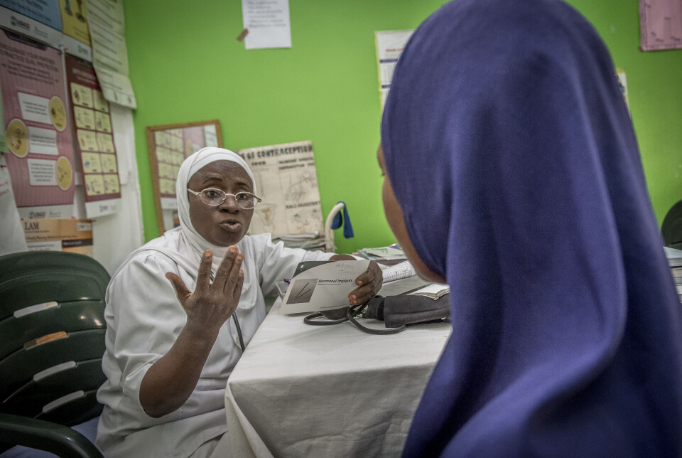 En sykepleier snakker med en kvinne om prevensjon på Okene Zonal Hospital i Nigeria.