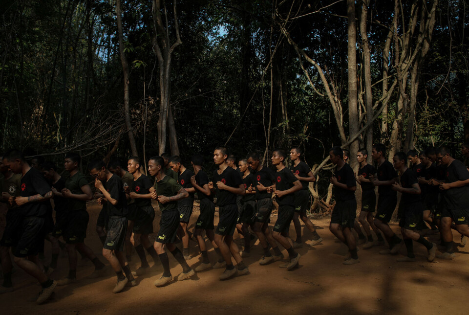 Lærere og helsearbeidere, folk fra alle samfunnslag,
har sluttet seg til væpnede grupperinger etter
kuppet i Myanmar. I et opprørskontrollert område øst i landet
får rekrutter hard militærtrening.