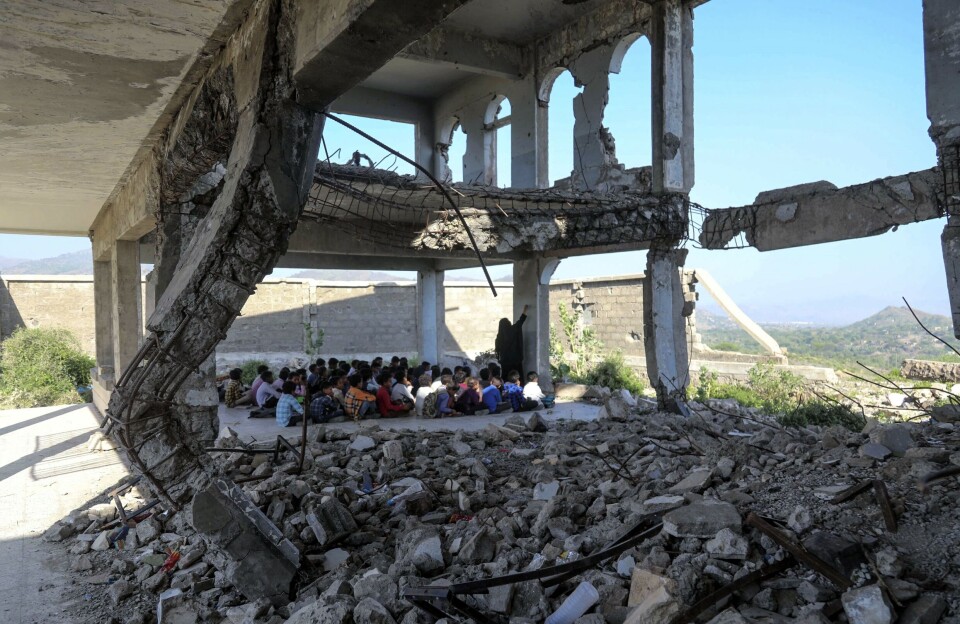 Barn får undervisning i et provisorisk klasserom i en ødelagt skolebygning i Taez, Jemen, i 2020. To år tidligere ble skolebygningen ødelagt i et luftangrep.