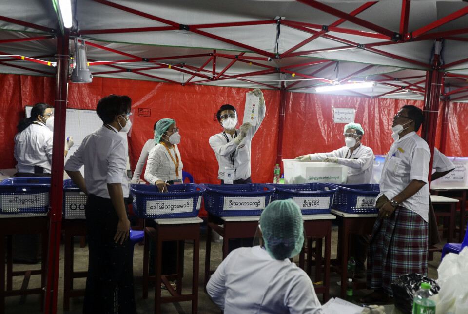 Med strenge koronarestriksjoner
teller Valgkommisjonen stemmer
i et valglokale i Yangon, 8.
november 2020. Militæret hevdet
uregelmessigheter, men resultatet – der Aung
San Suu Kyi igjen gjorde et brakvalg
– ble bekreftet av internasjonale
valgobservatører.