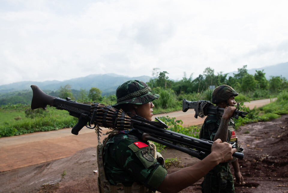 Vel tre år etter kuppet
har de fredelige protestene utviklet seg
til en borgerkrig mot
militæret, der folk fra ulike
etniske grupper og alle
samfunnslag har tatt til
våpen. Her er soldater fra
Peoples Defence Forces på patrulje i delstaten
Karen, i grenseområdene
mot Thailand.