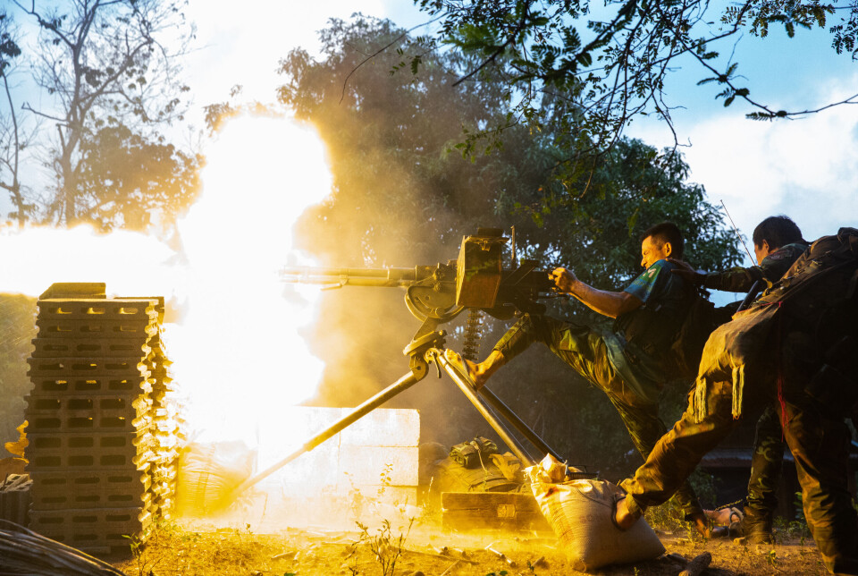 Soldater fra People Defence
Force i trefninger med en
infanteribataljon fra den burmesiske
hæren utenfor landsbyen Taungson i
delstaten Kayin i april i år.