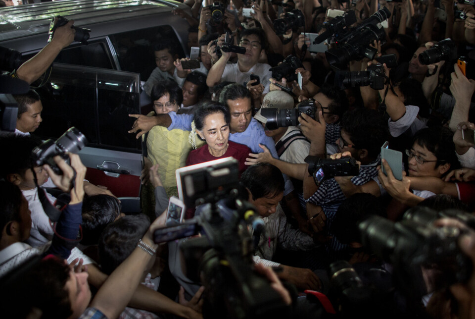 Aung San Suu Kyi ankommer et stemmelokale i Yangon i november 2015, det første reelle valget i Myanmar. Til tross for at hun
gjorde et brakvalg, der NLD-lederen ble de-facto regjeringssjef, måtte hun i stor grad styre på generalenes nåde de neste fem
årene