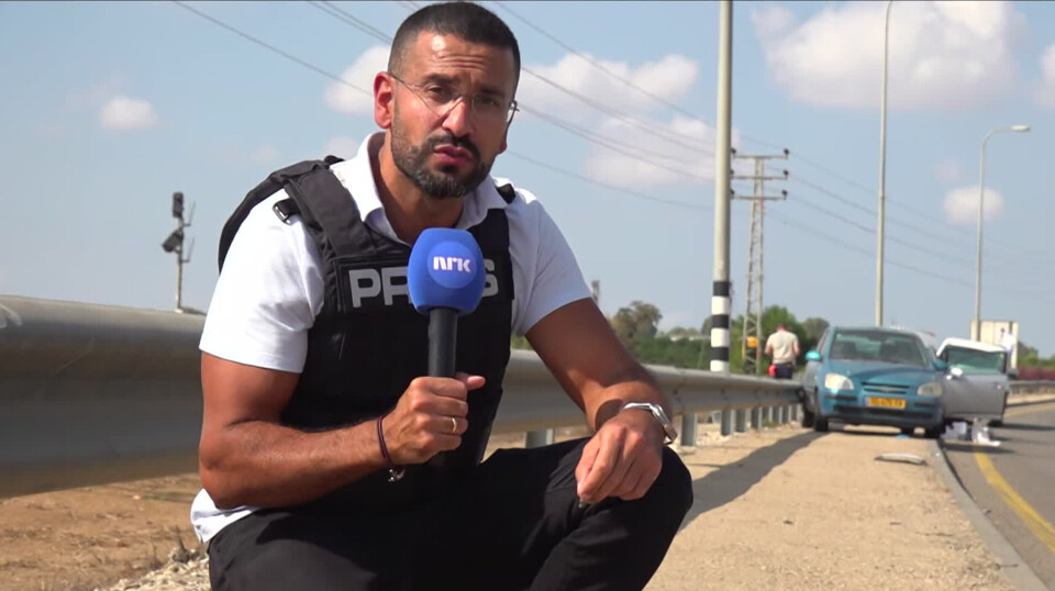 Journalist Yama Wolasmal på jobb for NRK.
