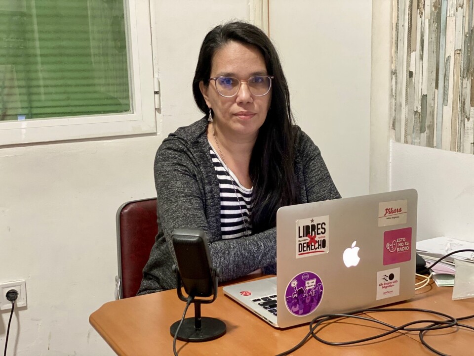 Luz Escobar forran PC-en. Hun er alltid pålogget for å beholde kontakten med folk i hjemlandet Cuba.