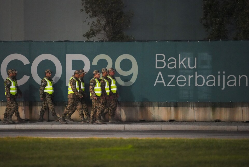 Aserbajdsjanske sikkerhetsmyndigheter patruljerer utenfor COP29 i Baku, Aserbajdsjan, 9. november.