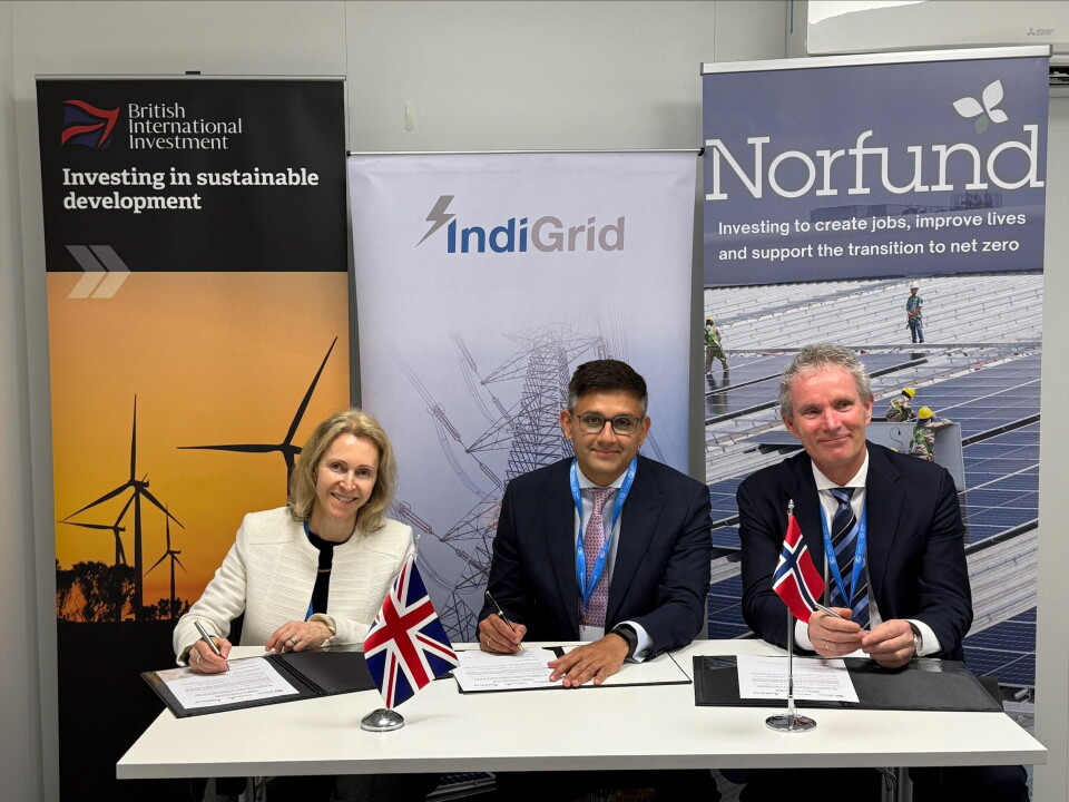 Avtalen ble signert under COP29. Fra venstre: Diana Layfield, leder for British International Investment, Harsh Shah, administrerende direktør for IndiGrid, og Tellef Thorleifsson, administrerende direktør i Norfund.