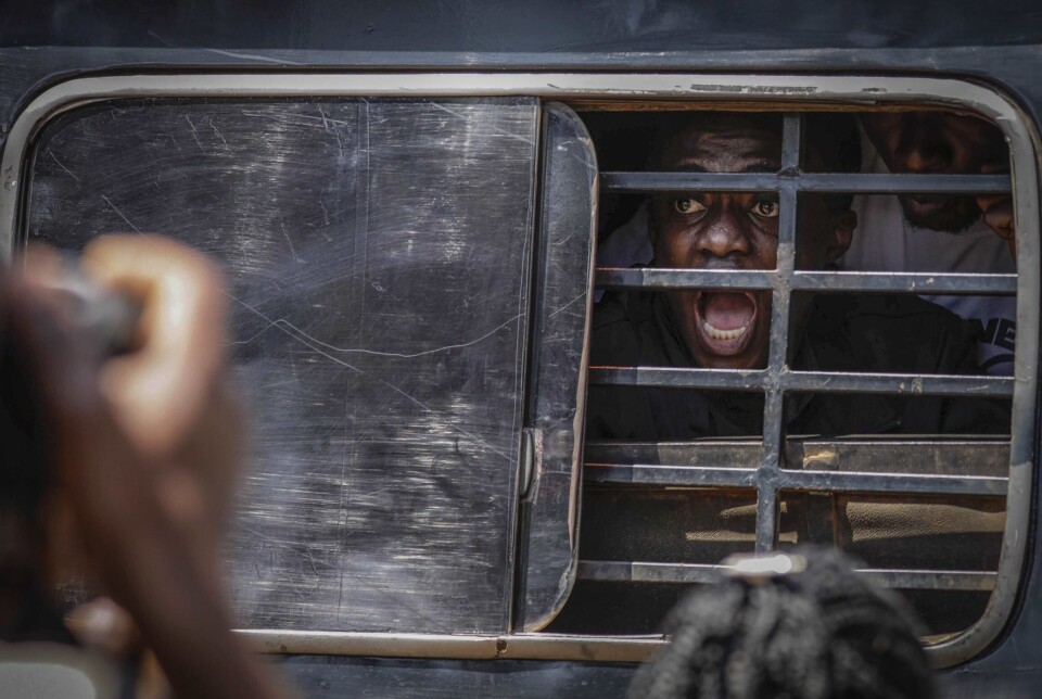 En demonstrant skriker etter å ha blitt arrestert av militærpolitiet under en protest mot korrupsjon i Kampala, Uganda, 23. juli.