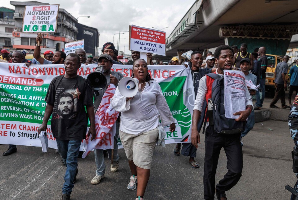 Demonstranter marsjerer med plakater og bannere under en landsomfattende protest mot regjeringen i Lagos, Nigeria, tidligere i år.