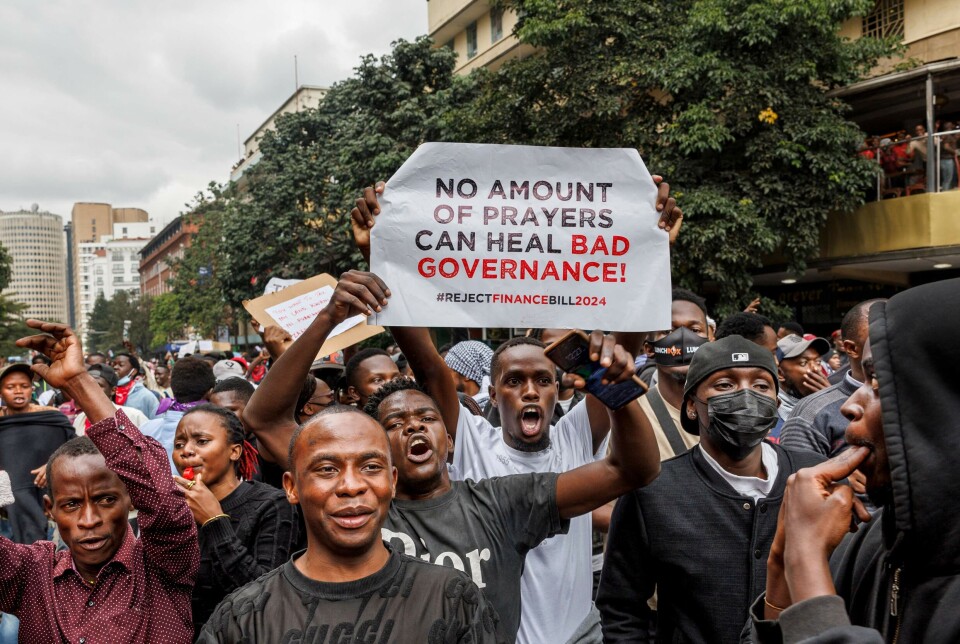 Unge kenyanere protesterer mot skatteøkninger i sentrum av Nairobi, Kenya, 20. juni.