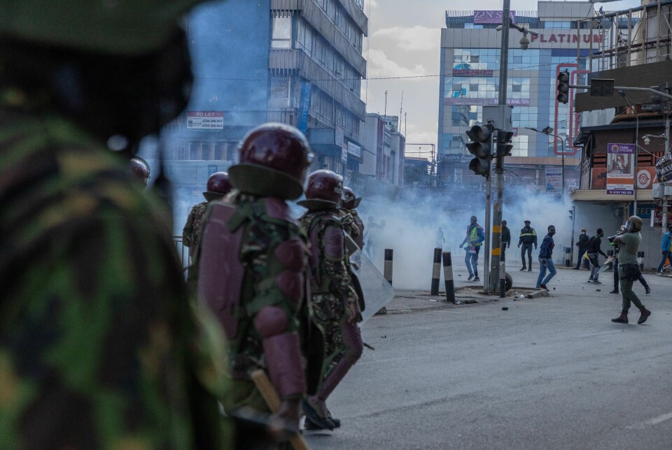 Sikkerhetsstyrker bruker tåregass mot demonstranter i Nairobi, Kenya, 25. juni.