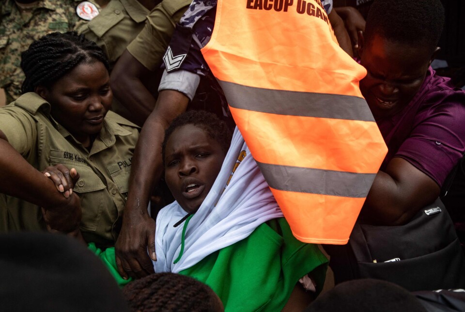 Ugandisk politi arresterer en miljøaktivist i Kampala 26. august. Totalt ble 21 aktivister arrestert denne dagen.