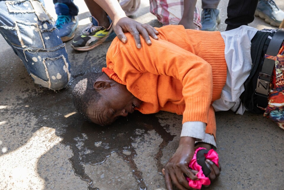 En demonstrant ligger på bakken i Nairobi, Kenya, 25. juni.