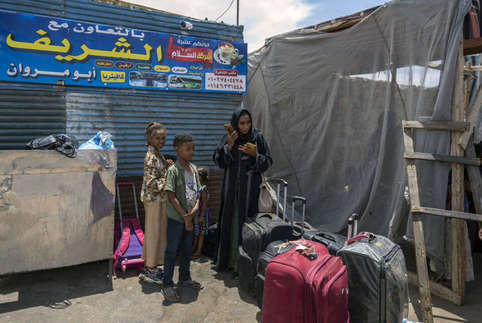 En flyktning fra Sudan forsøker å organisere ankomsten for seg og familien på busstasjonen i Aswan i Egypt tidligere i år.