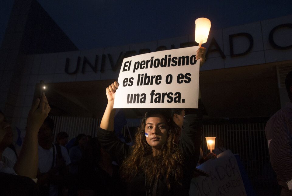 «Journalistikken er enten fri, eller en farse.» En journalist protesterer mot myndighetenes forfølgelse av journalister i Nicaragua i kjølvannet av protestene i 2018.