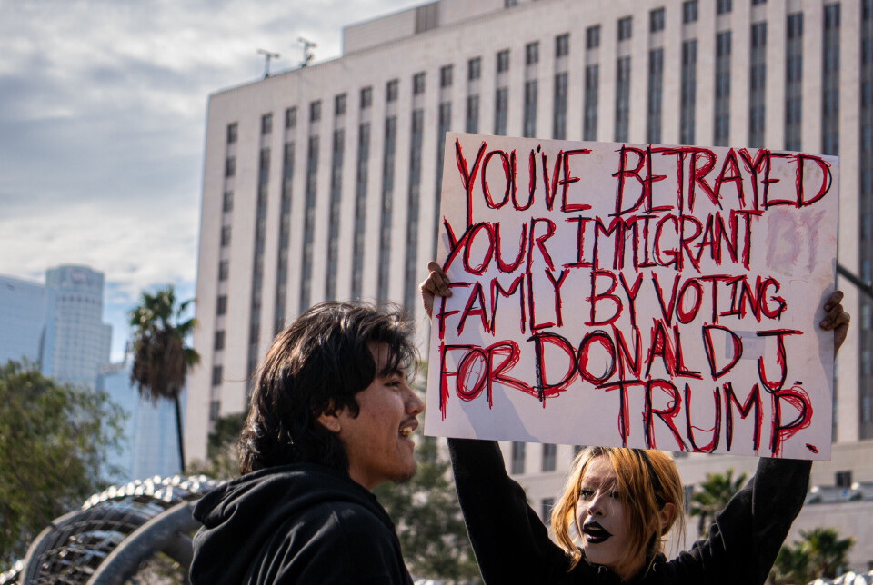 Demonstranter i Los Angeles protesterer mot Trumps migrasjonspolitikk 11. november.