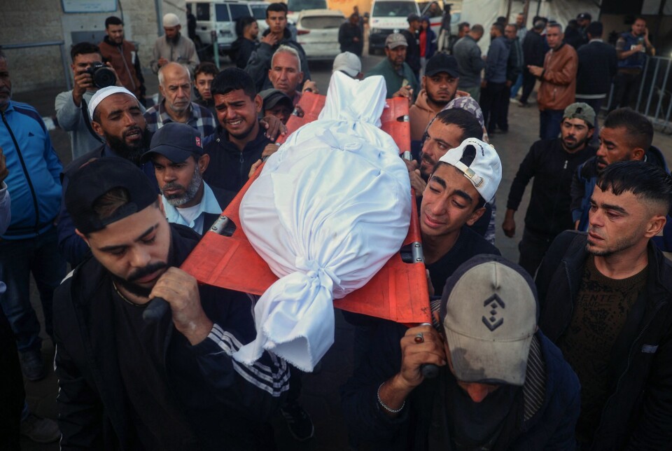 Et offer for et Israelsk angrep blir begravd ved al-Aqsa Martyrs Hospital i Deir Al-Balah på Gazastripen.
