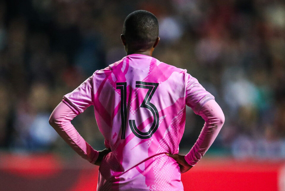 Det sørafrikanske kvinnelandslaget brukte rosa drakter for å støtte Rosa sløyfe-aksjonen i en vennskapskamp med England i Coventry 29. oktober. Den ikke-smittsomme sykdommen brystkreft tar fortsatt over 600.000 liv globalt hvert år, ifølge Verdens helseorganisasjon.