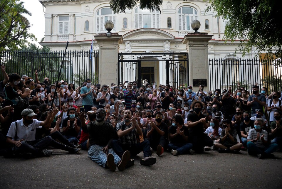 Kunstnere demonstrerer utenfor kulturdepartementet i Havana i november 2022, etter at politiet brøt opp en protest holdt av San Isidro-bevegelsen på grunn av frykt for smittespredning under pandemien.
