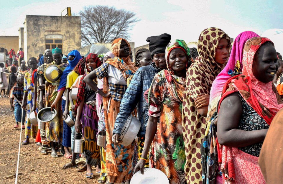 Kvinner som har flyktet fra krigen i Sudan, står i kø for å få utdelt matrasjoner i et UNCHR-transittmottak i grensebyen Renk i Sør-Sudan i mai i fjor.