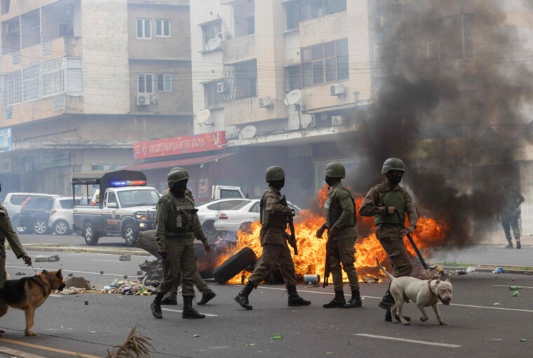 Anti-opprørspoliti i Maputo i november 2024, da demonstranter tok til gatene mot valgfusk. Regjeringspartiet Frelimo ble anklaget for å ha jukset til seg valgseieren i oktober i fjor.
