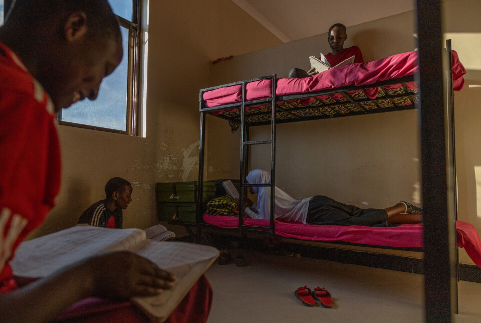 Jenter på en internatskole som er støttet av midler fra et karboninitiativet i Makame. Jenter er tradisjonen tro ikke prioritert for utdanning, men nå får mange jenter muligheten til skolegang.