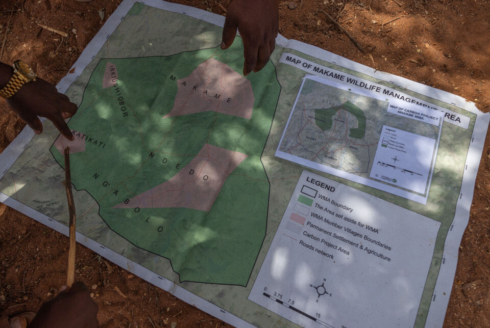 Ansatte ved karboninitiativet ser på et kart over det beskyttede WMA-området, som er på rundt 4000 kvadratkilometer.