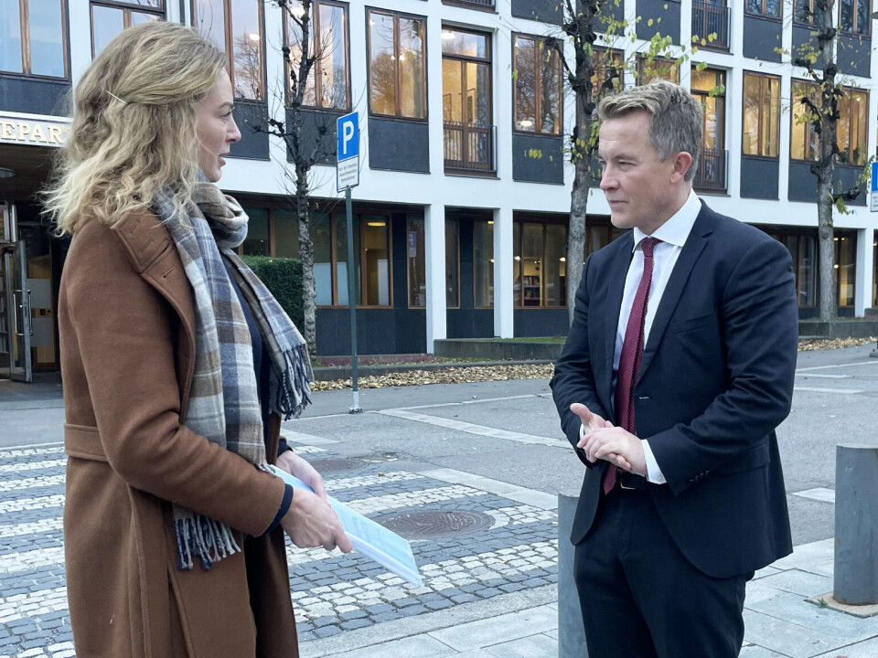 SOS-Barnebyers generalsekretær Sissel Aarak overleverte over 36.000 underskrifter til statssekretær Andreas Motzfeldt Kravik (Ap) i Utenriksdepartementet, med krav om at regjeringen øker støtten for barn som har mistet sine omsorgspersoner i Gaza.
