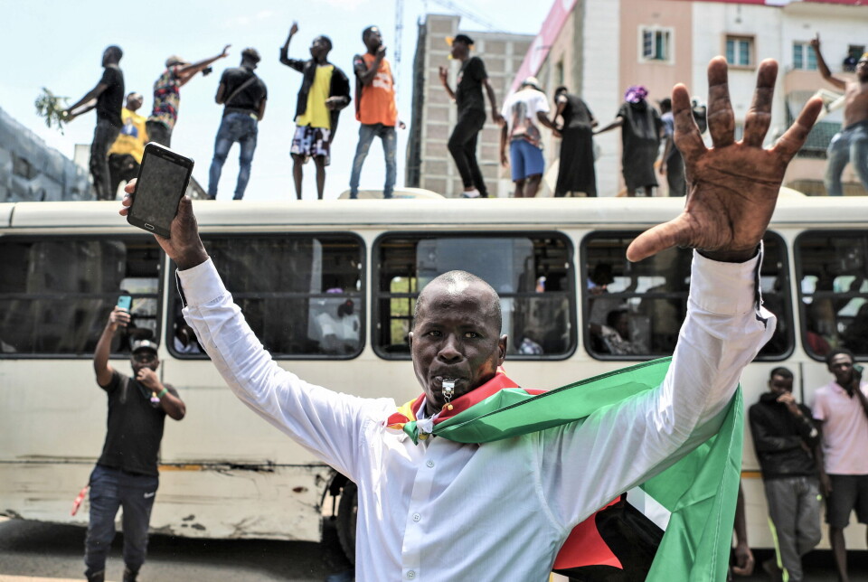 Demonstranter protesterer mot valgresultatet i Mosambiks hovedstad Maputo 22. november.