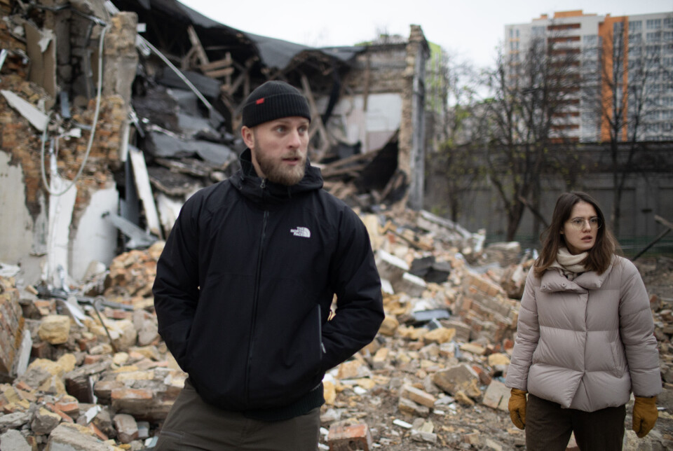 Rasmus Gravesen har sett en video som viser missil-angrepet. Han tror ikke at hjelpeorganisasjonenes kontor var målet for raketten. – Vi har et viktig oppdrag å utføre overfor Ukrainas befolkning, og vil ikke la oss stanse av slike missilangrep, sier hans ukrainske kollega Marta Kurbanova.