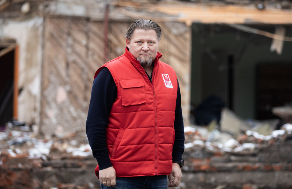 Håvard Hovdhaugen har overtatt som landdirektør for den sveitsiske organisasjonen HEKS/EPER i Ukraina. Forgjengeren hans ble hardt skadet i et russisk droneangrep. To andre ble drept.