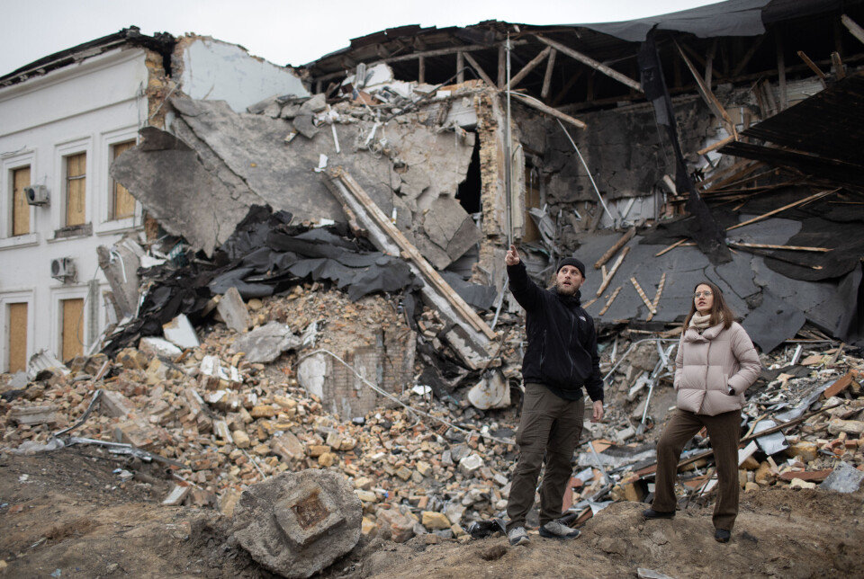 Rasmus Gravesen og Marta Kurbanova tilbake på sin tidligere arbeidsplass, det som for kort tiden siden var hovedkontoret til hjelpeorganisasjonen Kirkens Nødhjelp og søsterorganisasjonen Folkekirkens Nødhjælp i Ukraina. Gravesen viser retningen missilet kom fra.