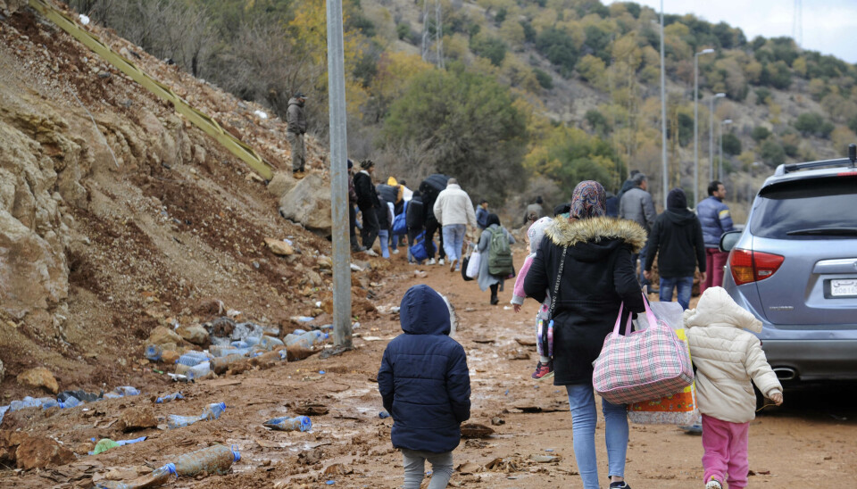 Libanesere vender tilbake over grensen fra Syria ved Jdeidet Yabous 27. november.