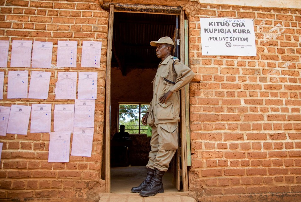 En sikkerhetsvakt står vakt utenfor et valglokale ved Kibirizi Primay School i Kigoma 27. november.