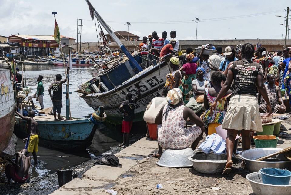 Handel på et fiskemarked i Elmina, Ghana.