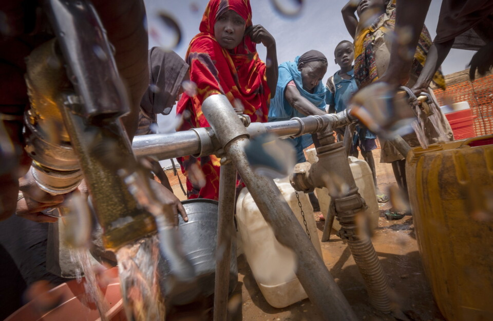 Krigen i Sudan har tvunget millioner av mennesker til å flykte fra hjemmene sine og skapt en av verdens største humanitære kriser. Her neter flyktninger fra Sudan vann fra en brønn i leiren Adre, på grensen mellom Tsjad og Sudan i april i år.