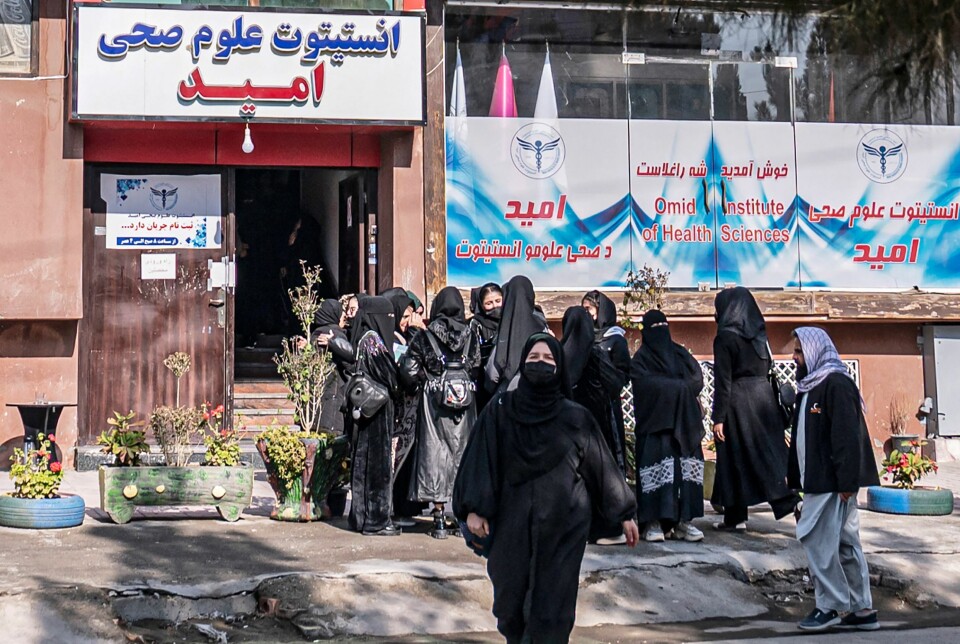 En gruppe studenter samlet seg utenfor en offentlig helsefagskole i Kabul etter at det ble kjent at Taliban vil forby kvinner å ta sykepleier- og jordmorutdanning.