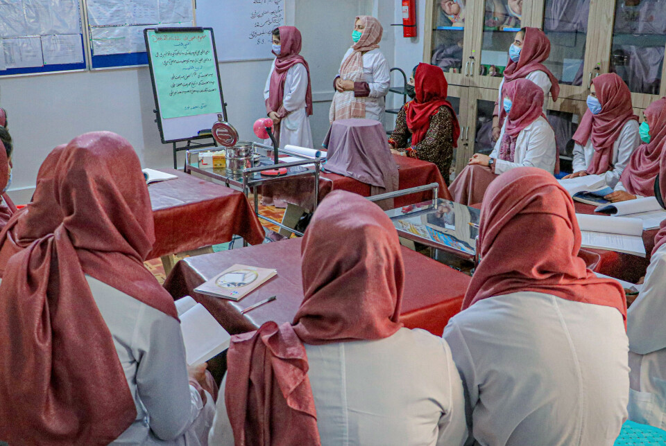 Forelesning for en av jordmor-klassene ved helseinstituttet i Paktia-provinsen i juli 2022. Instituttet driftes av Afghanistankomiteen, men denne uka fikk studentene beskjed om å pakke sammen bøkene og dra hjem. – Uforståelig, sier generalsekretær Liv Kjølseth.