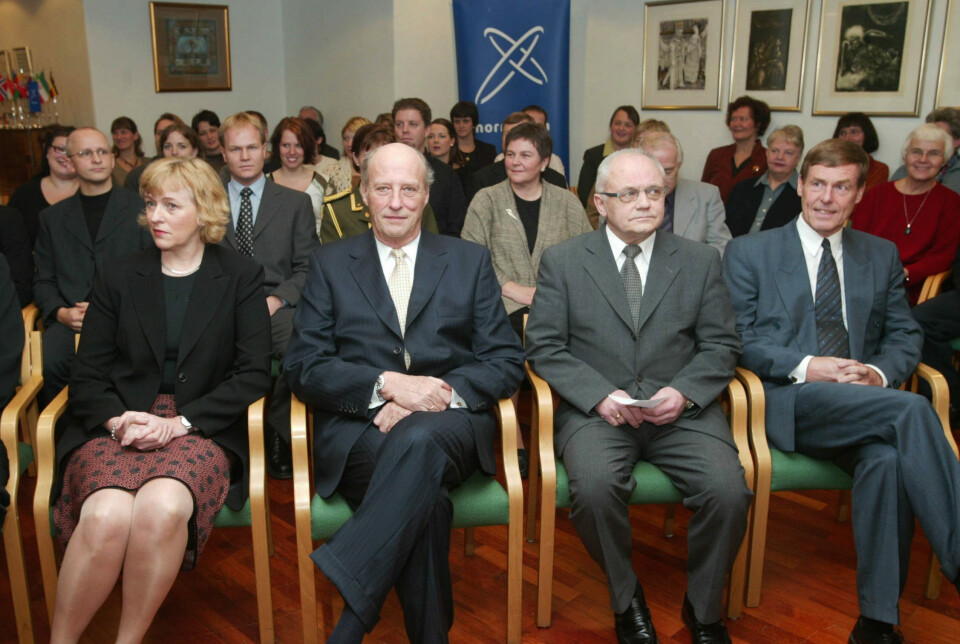 Kong Harald på besøk hos Normisjonen i Oslo i 2003. Normisjonen er en sammenslåing av Santalmisjonen og Indremisjonen. Bildet viser kong Harald på første benkerad sammen med generalsekretær Anfin Skaaheim, landsstyreformann Ådne Berge (th) og informasjonssjef Mari-Anne Nybraaten.