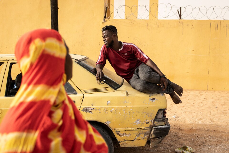 Utenriksdepartementet la fram en ny strategi for norsk innsats i Sahel-regionen mandag. Bildet viser en mann som sitter på et bilpanser utenfor et valglokale i Mauritanias hovedstad Nouakchott under valget i landet 29. juni.