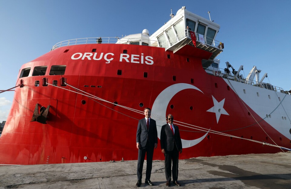 Tyrkias energiminister Alparslan Bayraktar og Somalias president Hassan Sheikh Mohamud tok imot det tyrkiske seismikkskipet «Oruç Reis» ved havnen i Mogadishu, Somalia, 25. oktober.