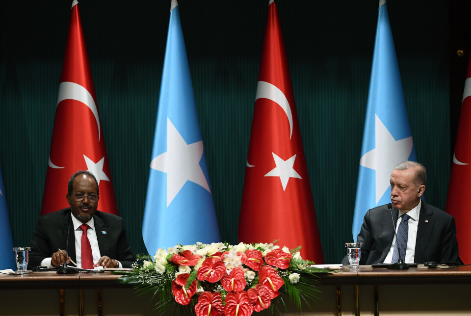 Somalias president Hassan Sheikh Mohamud (t.v) og Tyrkias president Recep Tayyip Erdoğan på en felles pressekonferanse i 2022. Den handlet om regional sikkerhet på Afrikas Horn og Tyrkias humanitære hjelp til Somalia.