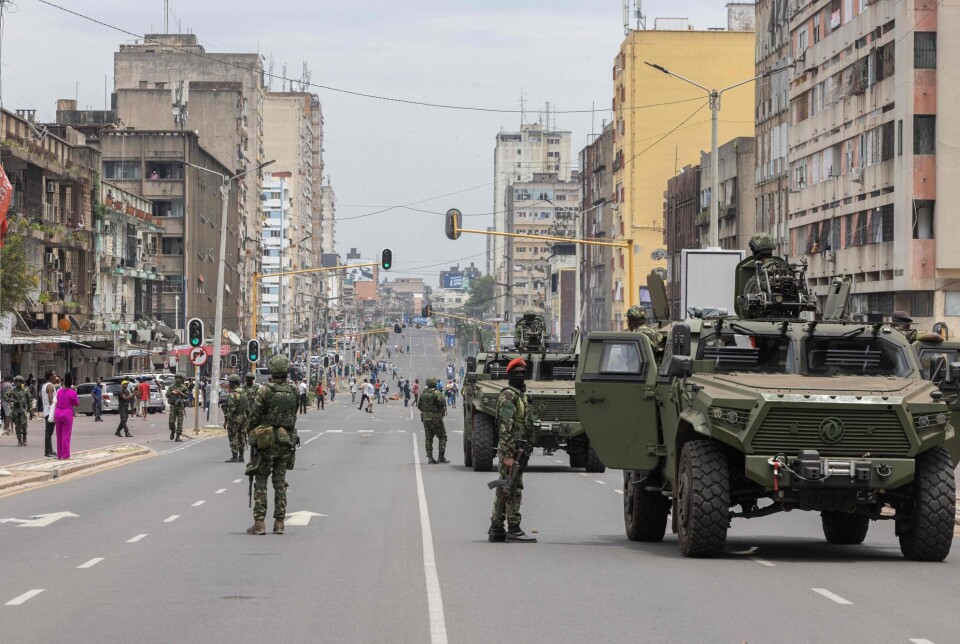 Soldater i hovedstaden Maputo 27. november i år. Protestene fikk denne dagen et nytt oppsving etter at bilder av en politibil som kjører ned en kvinnelig demonstrant ble spredd på sosiale medier. Kvinnen sto bak et stort banner med bilde av opposisjonslederen Venancio Mondlane.