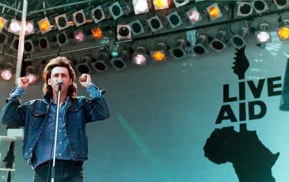 Bob Geldof i Band Aid, bak julehiten «Do They Know It's Christmas?» fra 1984, åpner Live Aid-konserten i London året etter. Den historiske konserten samlet 1,5 milliarder TV-seere og samlet inn enorme summer til nødhjelp i Etiopia, hvorav mye ikke nådde fram.