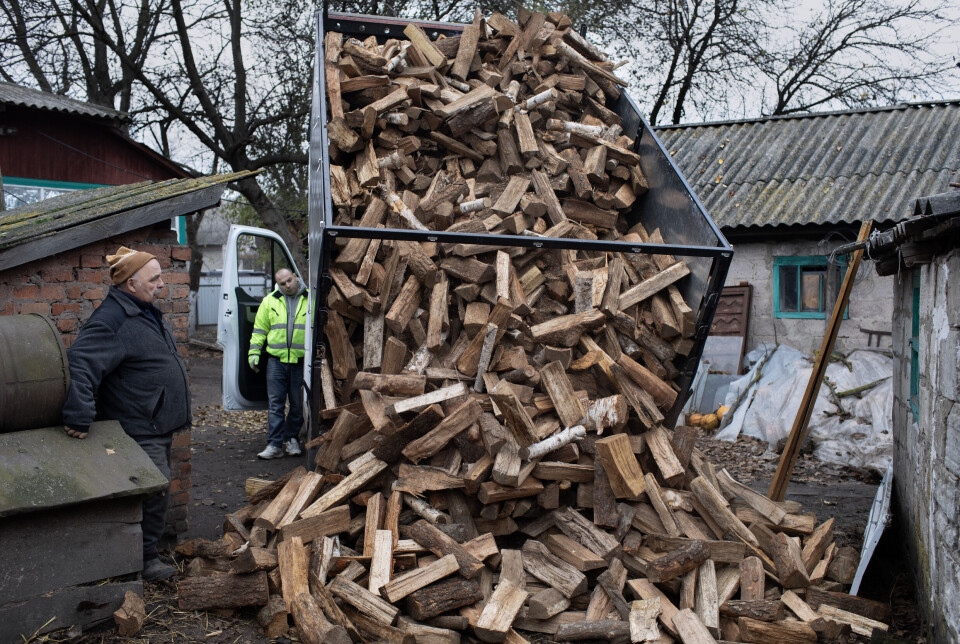 Et lastebillass med ved, som det de akkurat har fått levert fra Caritas, koster rundt 12.000 hryvnjas. Det er omtrent fire ganger så mye som uførepensjonisten Volodymyr Timosjenko får i månedlig pensjon.