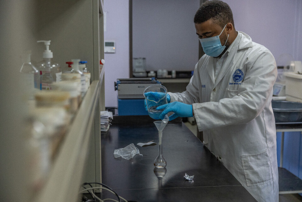 Kapasitetsbygging og støtte til helsesystemer i fattige land står sentralt i WHOs virksomhet. På bildet sjekker laboratorietekniker Moses Sondashi i Malawi om medisiner oppfyller WHOs standarder.